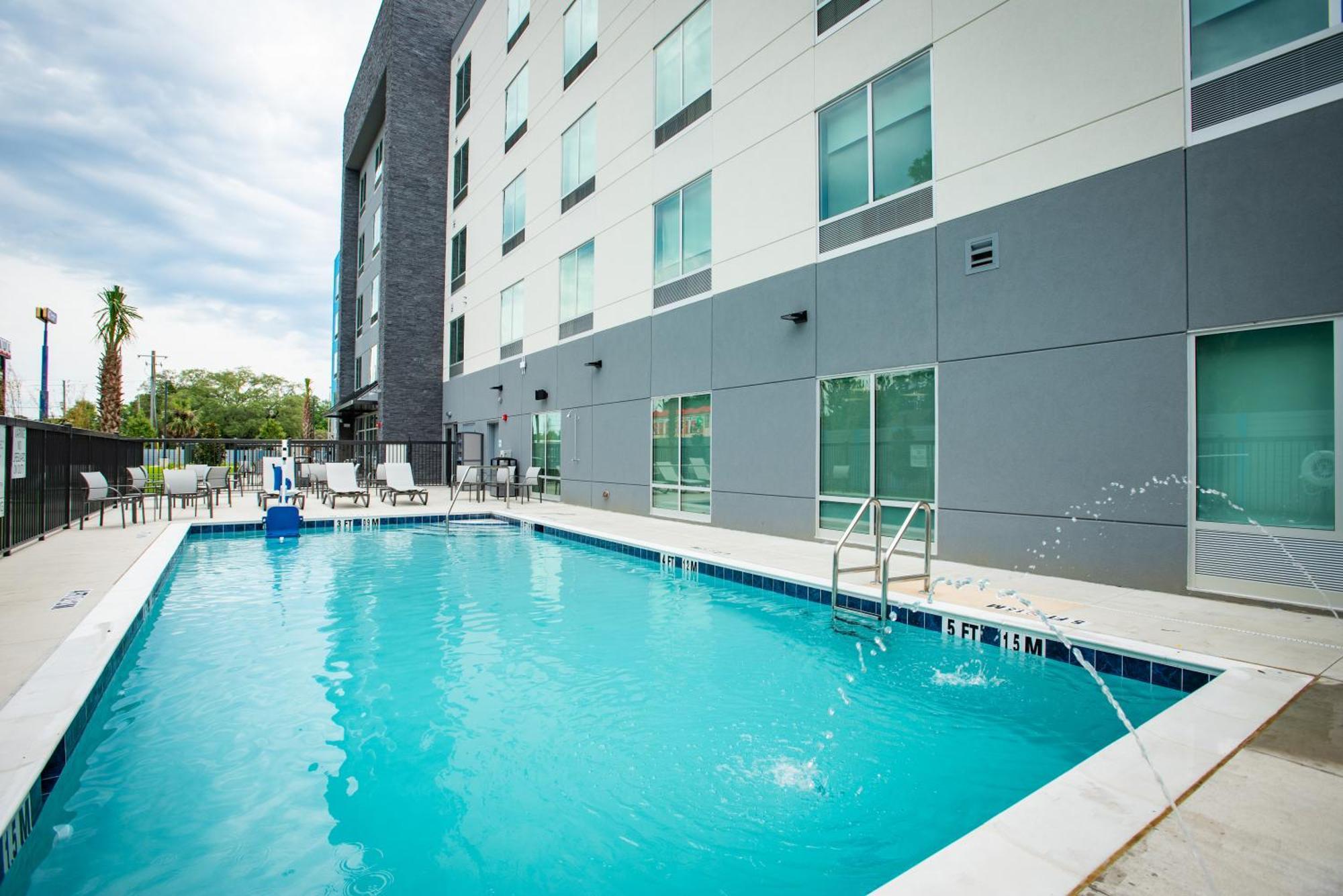 Holiday Inn Express & Suites Pensacola Airport North - I-10 By Ihg Ferry Pass Exterior photo